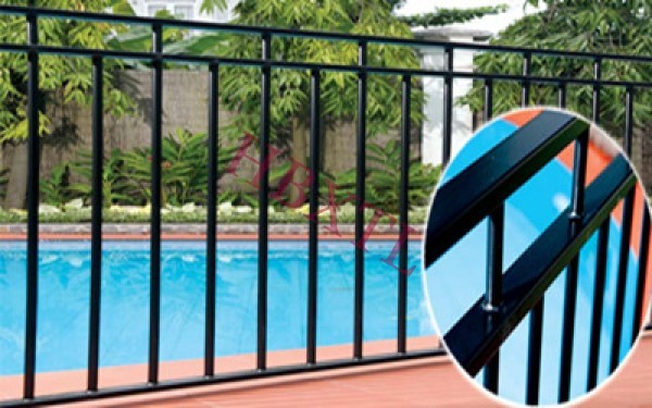 Swimming pool fence