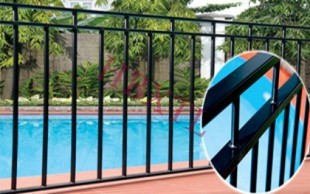 Swimming pool fence